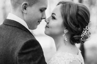 Gelin ve damat aydınlık bir günde çam ormanında yürüyorlar.