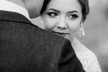 Gelin ve damat aydınlık bir günde çam ormanında yürüyorlar.