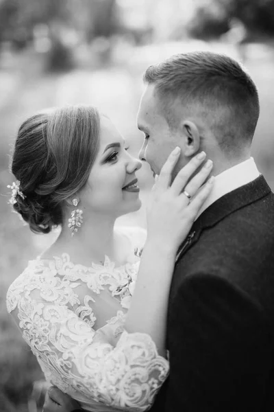 Novio Novia Están Caminando Bosque Cerca Río Estrecho Día Brillante — Foto de Stock