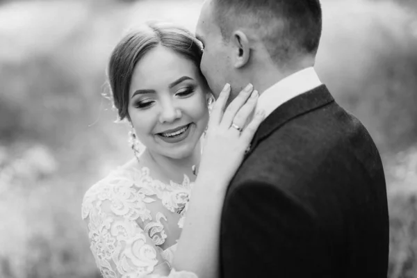 Novio Novia Están Caminando Bosque Cerca Río Estrecho Día Brillante —  Fotos de Stock