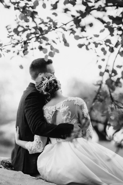 Novio Novia Están Caminando Bosque Cerca Río Estrecho Día Brillante — Foto de Stock