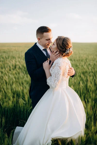 Der Bräutigam Und Die Braut Gehen Einem Hellen Tag Über — Stockfoto