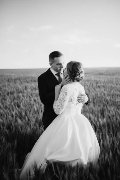 Brudgummen Och Bruden Längs Vete Gröna Fältet Ljus Dag — Stockfoto