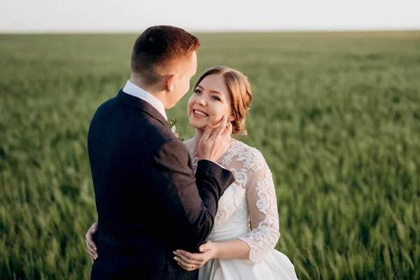 Der Bräutigam Und Die Braut Gehen Einem Hellen Tag Über — Stockfoto