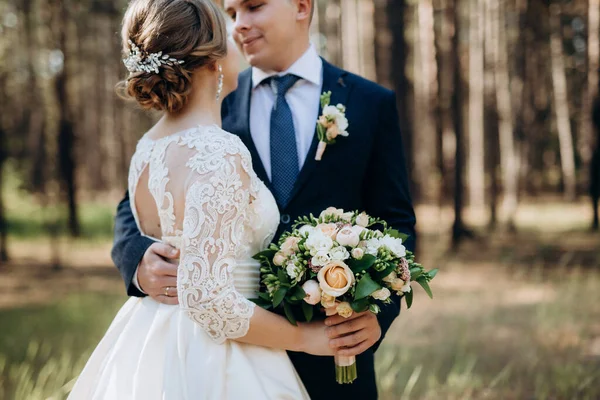 Bruden Och Brudgummen Går Tallskog Ljus Dag — Stockfoto