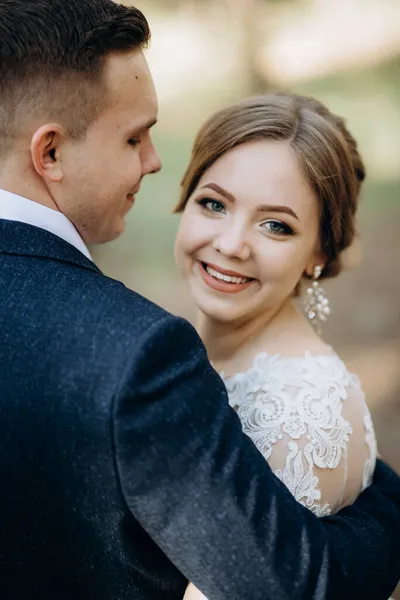 Novia Novio Están Caminando Bosque Pinos Día Brillante — Foto de Stock