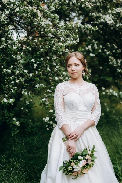 Bruid Met Een Bruiloft Boeket Het Bos Buurt Van Struiken — Stockfoto