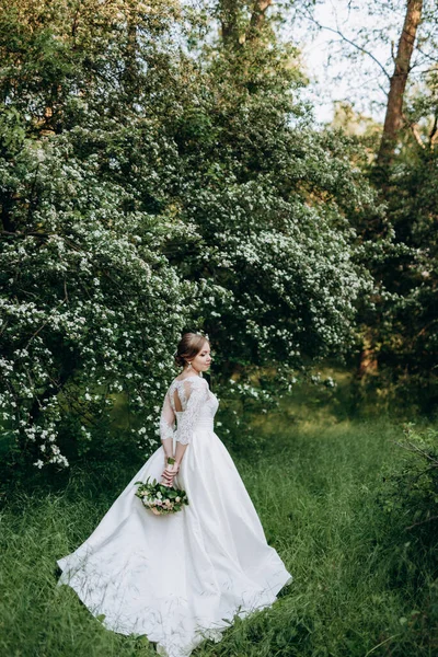 Mariée Avec Bouquet Mariage Dans Forêt Près Des Buissons Fleurissant — Photo