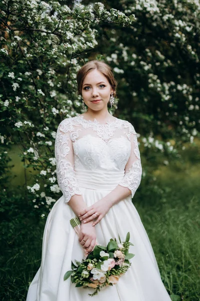 Bruid Met Een Bruiloft Boeket Het Bos Buurt Van Struiken — Stockfoto