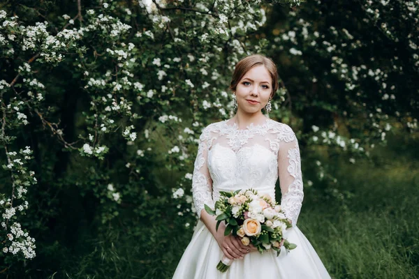 Novia Con Ramo Bodas Bosque Cerca Los Arbustos Que Florecen — Foto de Stock