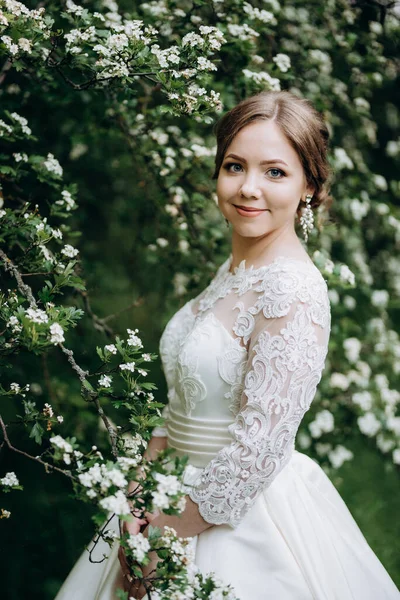 Νύφη Γαμήλιο Μπουκέτο Στο Δάσος Κοντά Στους Θάμνους Ανθίζοντας Λευκά — Φωτογραφία Αρχείου