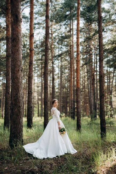 Mariée Marchant Dans Pinède Par Beau Jour — Photo