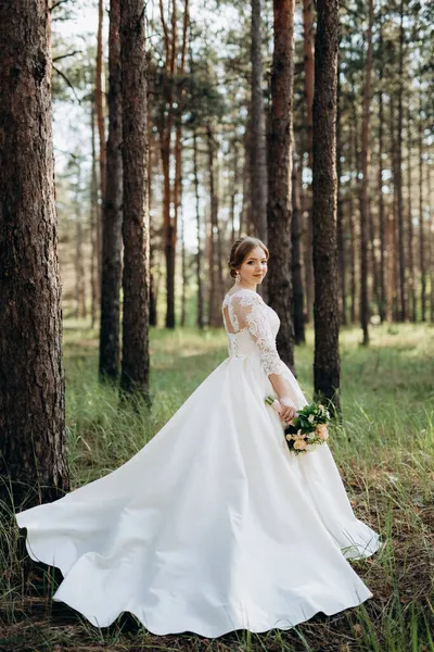 Noiva Que Anda Uma Floresta Pinheiro Dia Brilhante — Fotografia de Stock
