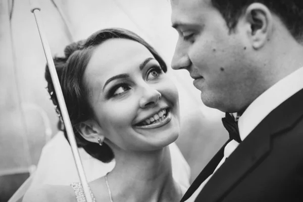 Bruid Bruidegom Een Regenachtige Trouwdag Wandelen Onder Een Paraplu — Stockfoto
