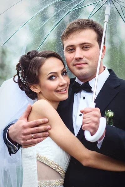 Noiva Noivo Dia Casamento Chuvoso Andando Sob Guarda Chuva — Fotografia de Stock