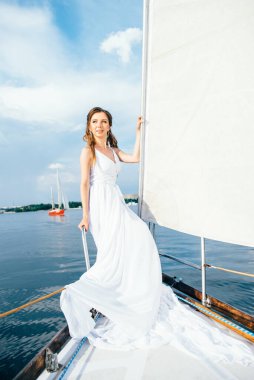 # Yelkenli beyaz yatta genç bir kız #