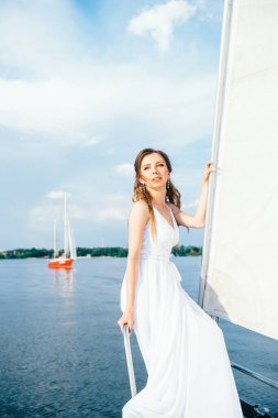 # Yelkenli beyaz yatta genç bir kız #