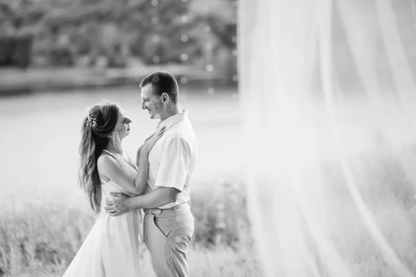 Young Couple Girl Guy Walking Field Background River — Stock Photo, Image