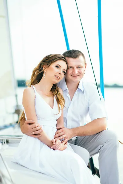 Junges Paar Auf Einer Weißen Segeljacht — Stockfoto