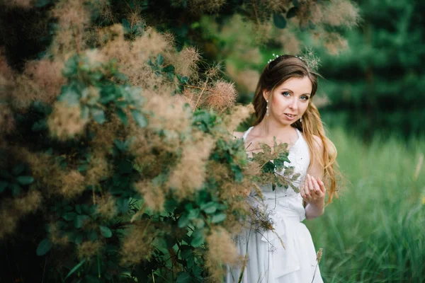 Щаслива Дівчина Бірюзовому Довгому Платті Зеленому Парку Тлі Трав Дерев — стокове фото