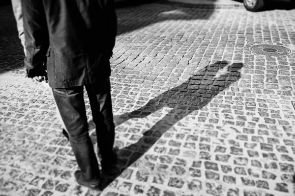 Ένας Άντρας Και Ένα Κορίτσι Περπατούν Ευτυχισμένα Πρωί Στους Άδειους — Φωτογραφία Αρχείου