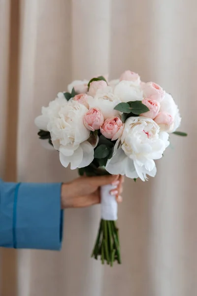 Taze Doğal Çiçekler Yeşillik Dolu Zarif Bir Düğün Buketi — Stok fotoğraf
