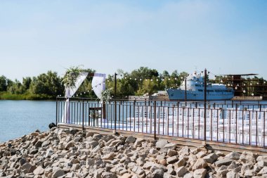 Düğün alanı, kemer sandalyeler dekor