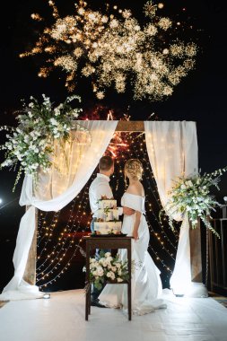 Yeni evlilerin düğününde düğün pastası.