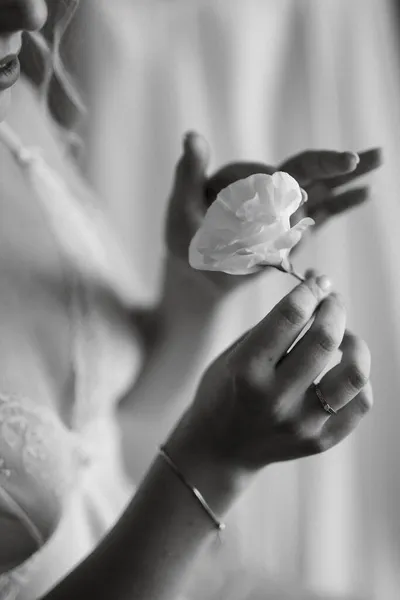 Κομψό Γαμήλιο Μπουκέτο Από Φρέσκα Φυσικά Λουλούδια Και Πράσινο — Φωτογραφία Αρχείου