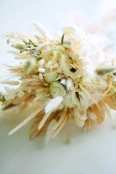 Νυφικό Μπουκέτο Από Αποξηραμένα Αγριολούλουδα Και Αποξηραμένα Λουλούδια — Φωτογραφία Αρχείου