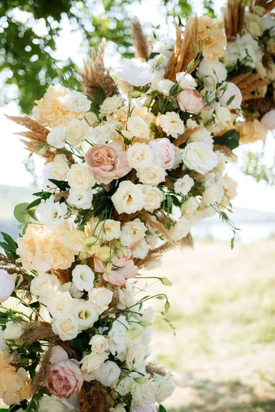 Área Ceremonia Boda Con Flores Secas Prado Bosque Verde — Foto de Stock