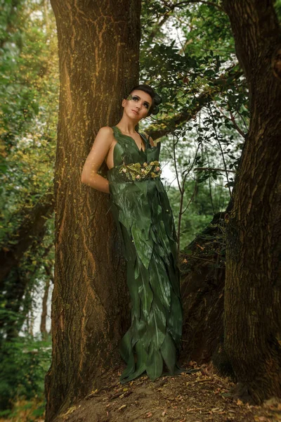 Девушка Платье Зеленых Пальмовых Листьев Лесном Озере — стоковое фото
