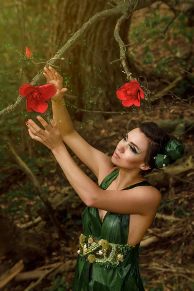 Menina Vestido Folhas Palma Verdes Lago Florestal — Fotografia de Stock