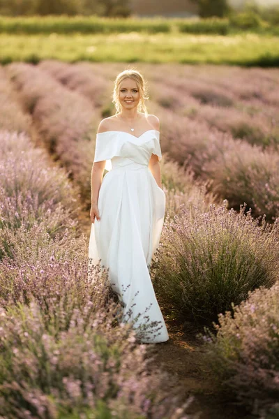 Novia Vestido Blanco Camina Campo Lavanda —  Fotos de Stock