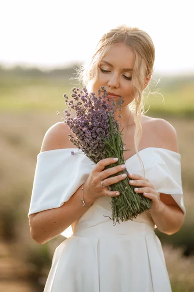 Bruid Een Witte Jurk Loopt Het Lavendelveld — Stockfoto