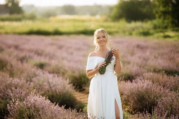 Novia Vestido Blanco Camina Campo Lavanda —  Fotos de Stock