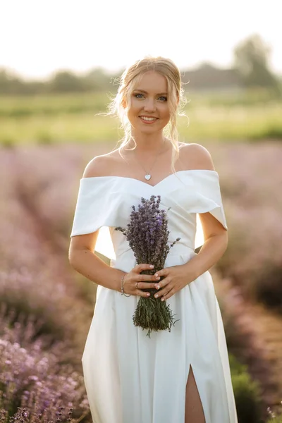 Die Braut Weißen Kleid Geht Über Das Lavendelfeld — Stockfoto