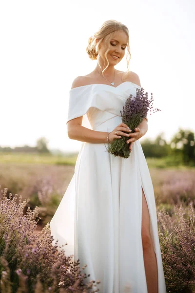 Die Braut Weißen Kleid Geht Über Das Lavendelfeld — Stockfoto