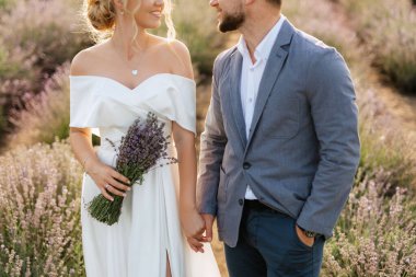 Gelin ve damat lavanta tarlasında yürüyüşe çıktılar.