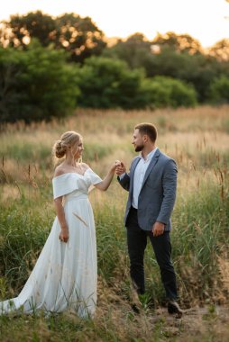 Gelin ve damat ormanda yürüyüşe çıktılar.