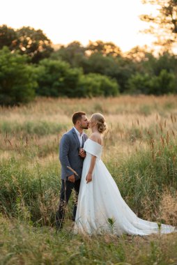 Gelin ve damat ormanda yürüyüşe çıktılar.