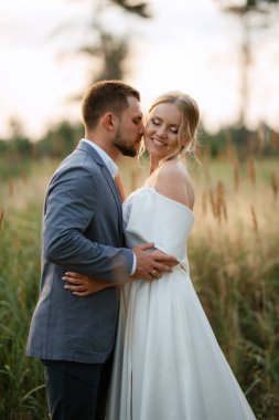 Gelin ve damat ormanda yürüyüşe çıktılar.