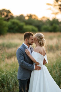 Gelin ve damat ormanda yürüyüşe çıktılar.