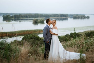 Gelin ve damat ormanda yürüyüşe çıktılar.