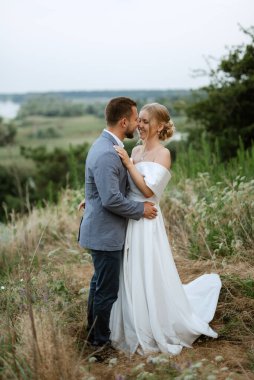 Gelin ve damat ormanda yürüyüşe çıktılar.