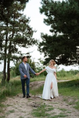 Gelin ve damat ormanda yürüyüşe çıktılar.