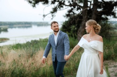 Gelin ve damat ormanda yürüyüşe çıktılar.