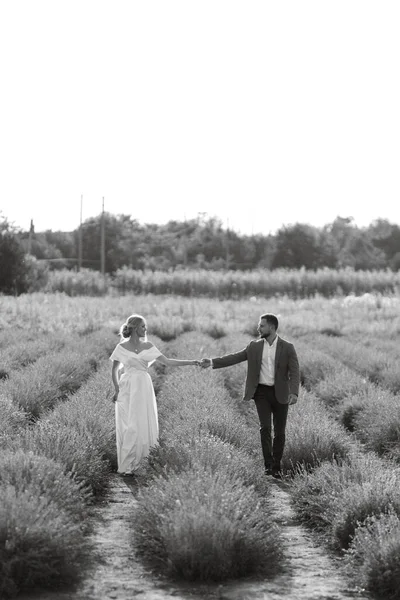 Mariée Marié Sur Une Promenade Dans Champ Lavande — Photo