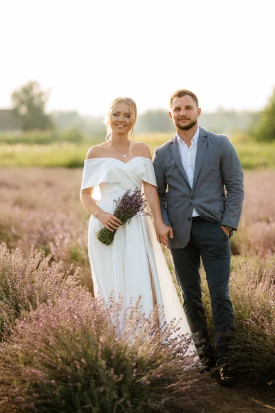 Nevěsta Ženich Procházce Levandulovém Poli — Stock fotografie