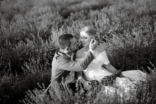 Brud Och Brudgum Promenad Lavendelfältet — Stockfoto
